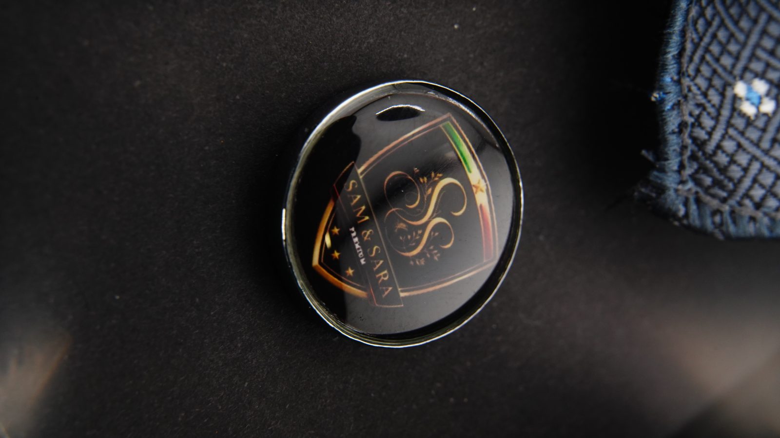 Sam & Sara Gold Edition Neckwear Set — cufflink emblem macro detail